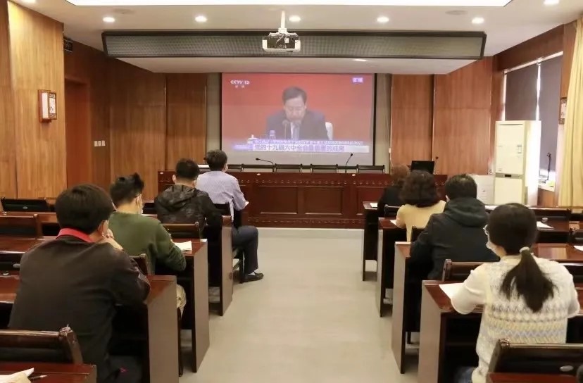 williamhill威廉希尔师生认真学习党的十九届六中全会精神.webp.jpg